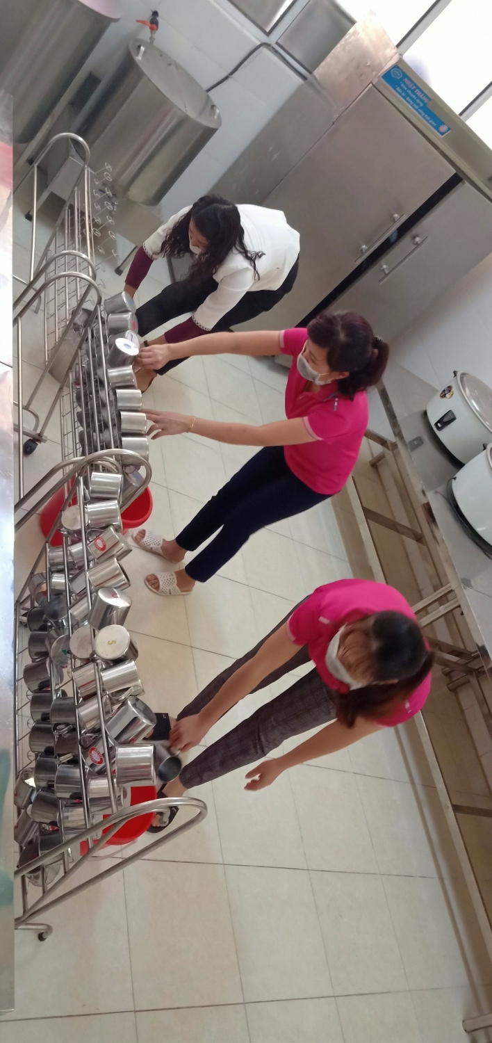 Rửa cốc bằng nước sôi