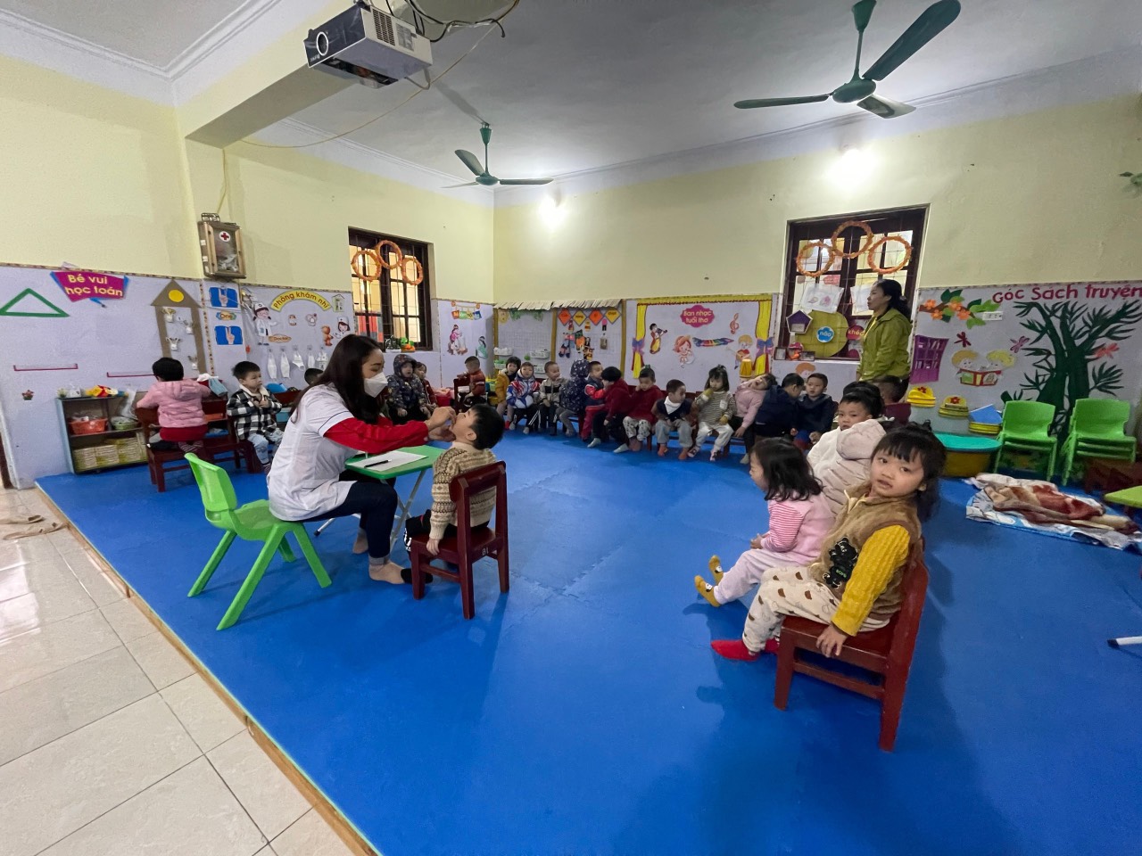 TRƯỜNG MẦM NON 20/10 PHỐI HỢP VỚI TRẠM Y TẾ  PHƯỜNG MƯỜNG THANH CHO TRẺ UỐNG VITAMIN A  VÀ UỐNG THUỐC TẨY GIUN