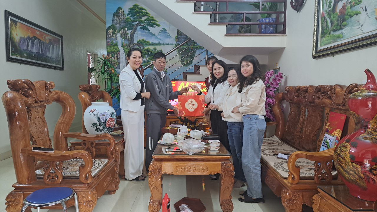 TRƯỜNG MẦM NON  20/10 TẶNG QUÀ,  CHÚC TẾT GIA ĐÌNH ĐOÀN VIÊN NHÂN DỊP TẾT NGUYÊN ĐÁN 2024