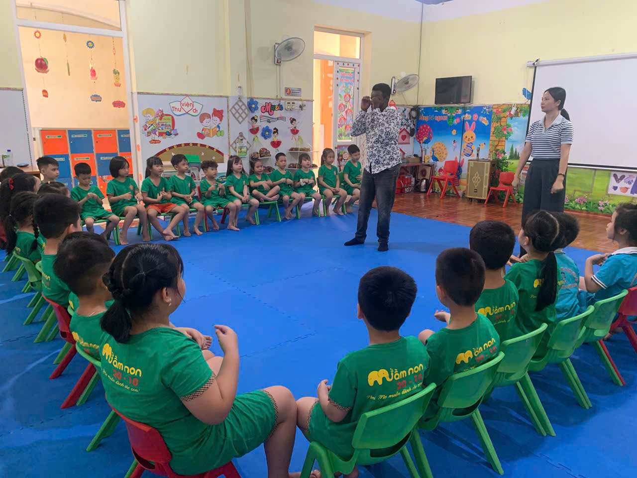 KHƠI MỞ “CỬA SỔ VÀNG” NGÔN NGỮ – CHO TRẺ MẦM NON LÀM QUEN VỚI TIẾNG ANH TỪ SỚM TẠI TRƯỜNG MẦM NON 20/10